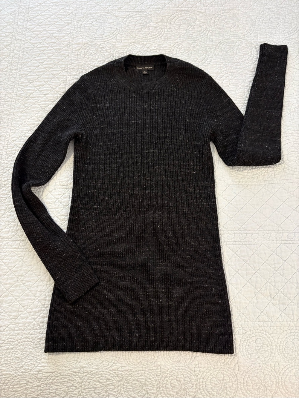 Banana Republic crew neck sweater. Size small.